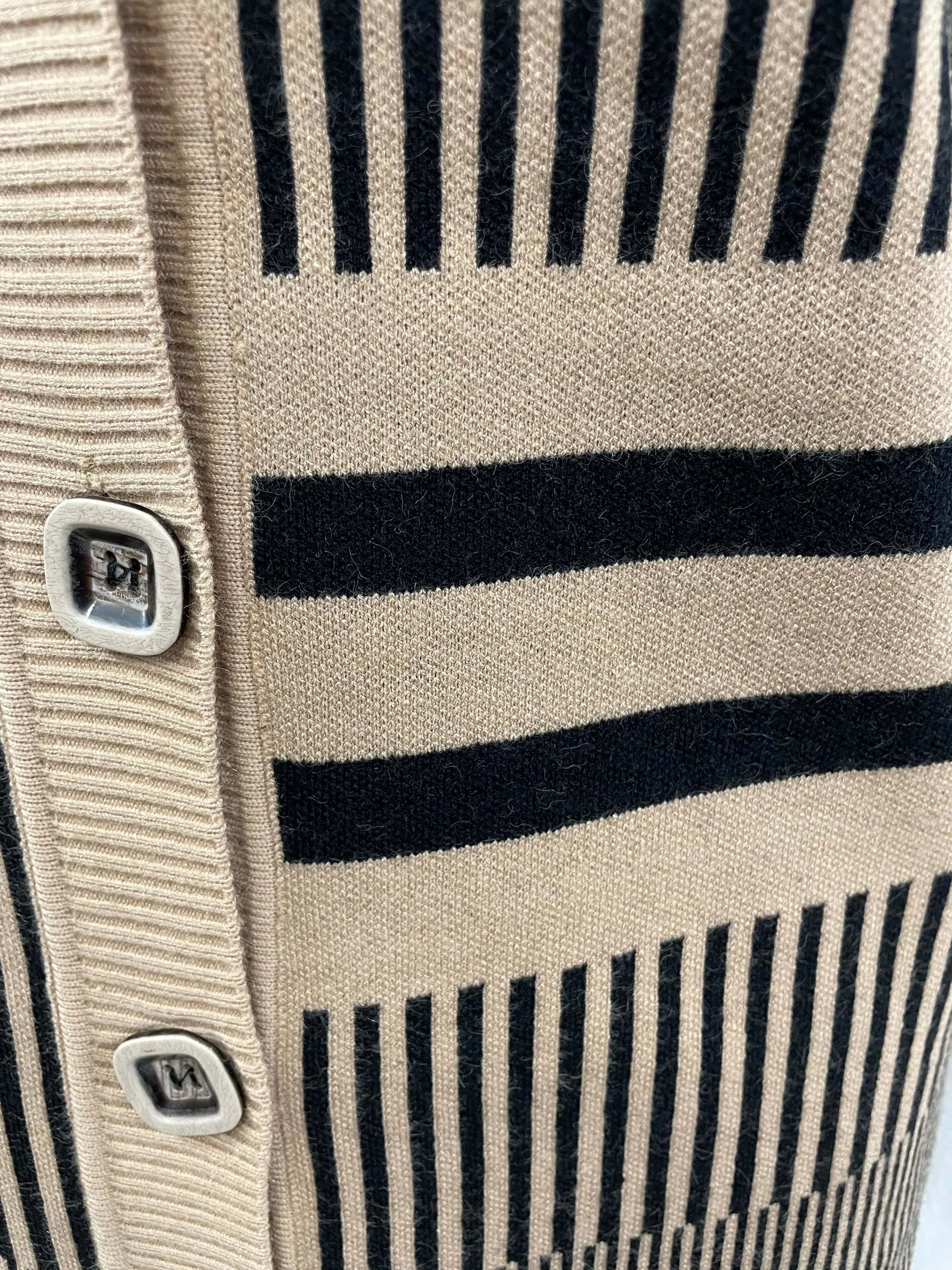 Cardigan en tricot boutonné à rayures