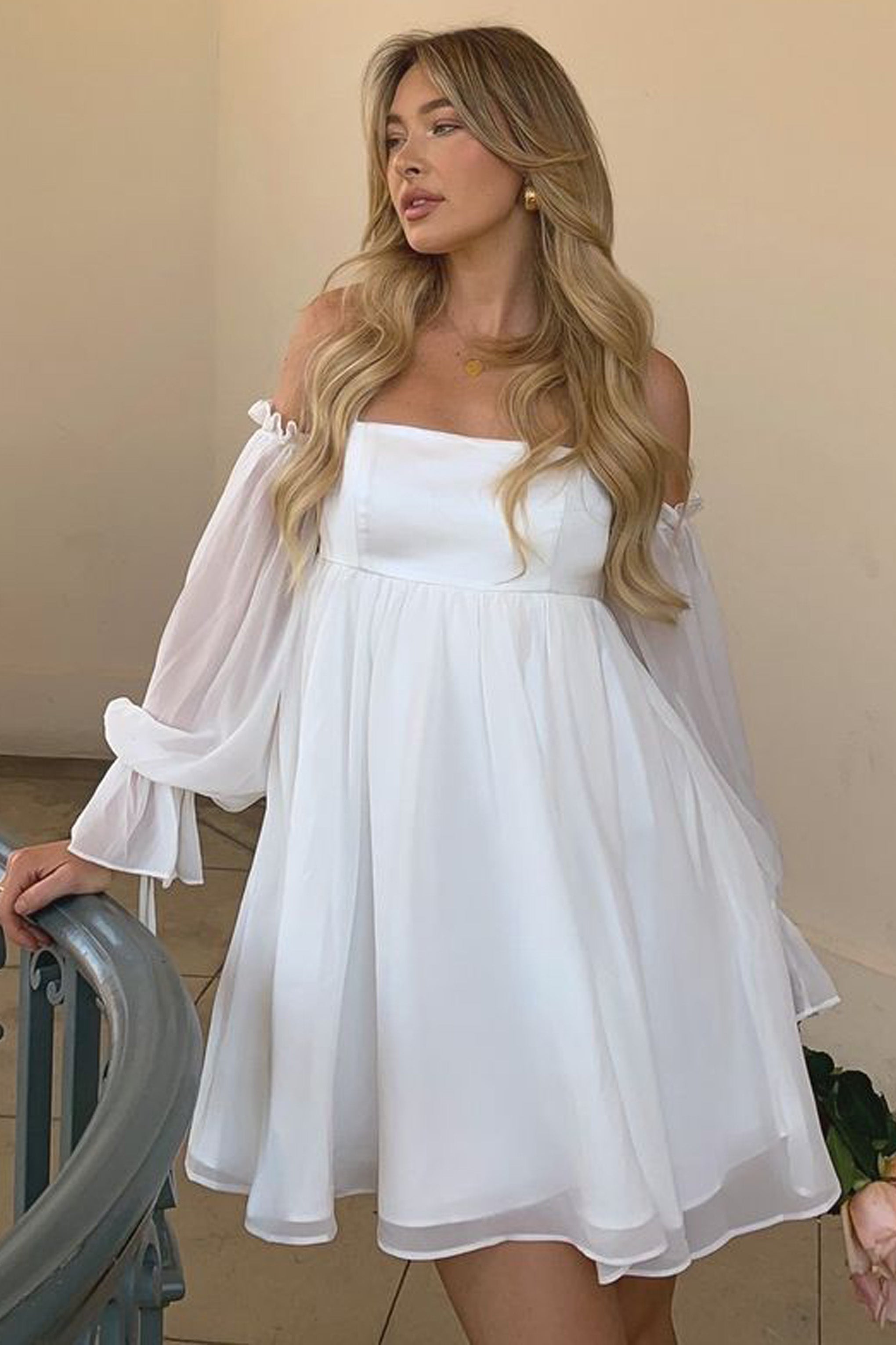 Daydream | Mini-robe nuisette en satin blanc avec manches en mousseline